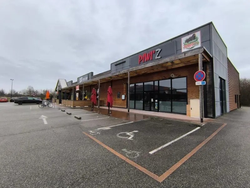 Local commercial dans Bourgoin-Jallieu à louer Photo de l’immeuble– Image 1 sur 4