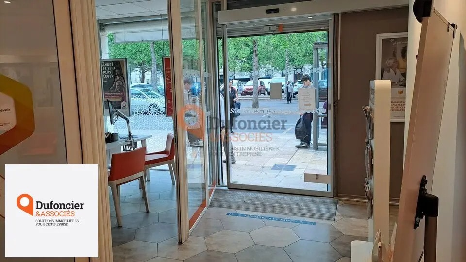 Local commercial dans Châtellerault à louer - Hall d’entrée – Image 1 sur 5