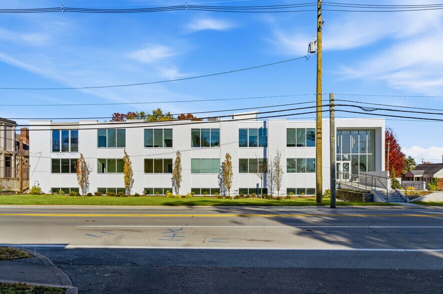 125 Chenoweth Ln, Louisville, KY à louer - Photo de l’immeuble – Image 3 sur 37