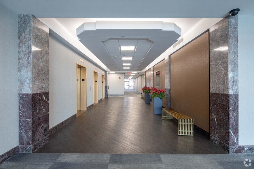 999 E Touhy Ave, Des Plaines, IL à louer - Hall d’entrée – Image 2 sur 30