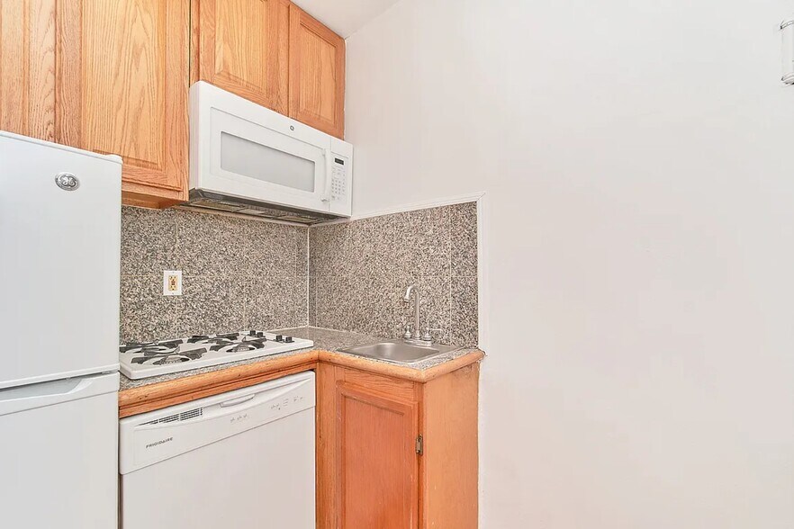 313 & 319 East 95th Street portefeuille de 2 biens à vendre sur LoopNet.fr - Photo de l’immeuble – Image 3 sur 13
