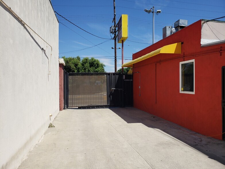 11111 Wilmington Ave, Los Angeles, CA à louer - Photo de l’immeuble – Image 3 sur 18