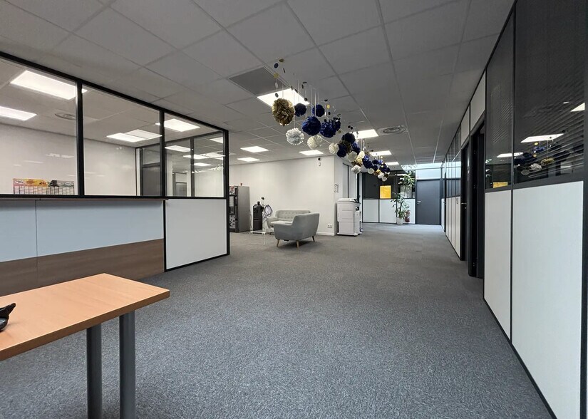 Local d’activités dans Vénissieux à louer - Photo de l’immeuble – Image 2 sur 7