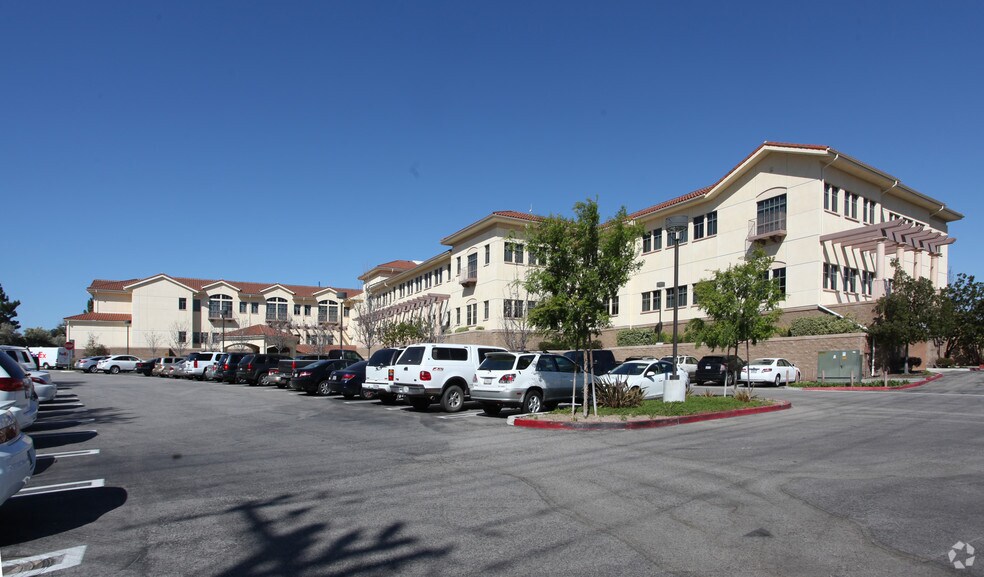 401-415 Rolling Oaks Dr, Thousand Oaks, CA à louer - Photo de l’immeuble – Image 3 sur 6