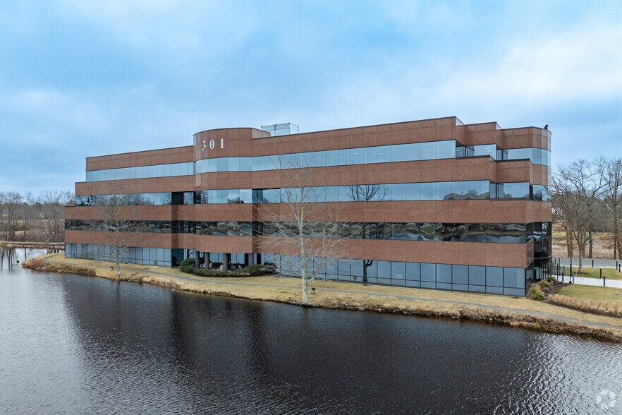 301 Edgewater Dr, Wakefield, MA à louer - Photo principale – Image 1 sur 4