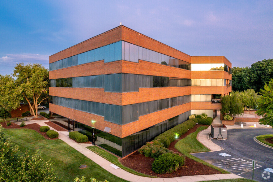 4828 Parkway Plaza Blvd, Charlotte, NC à louer - Photo de l’immeuble – Image 3 sur 9