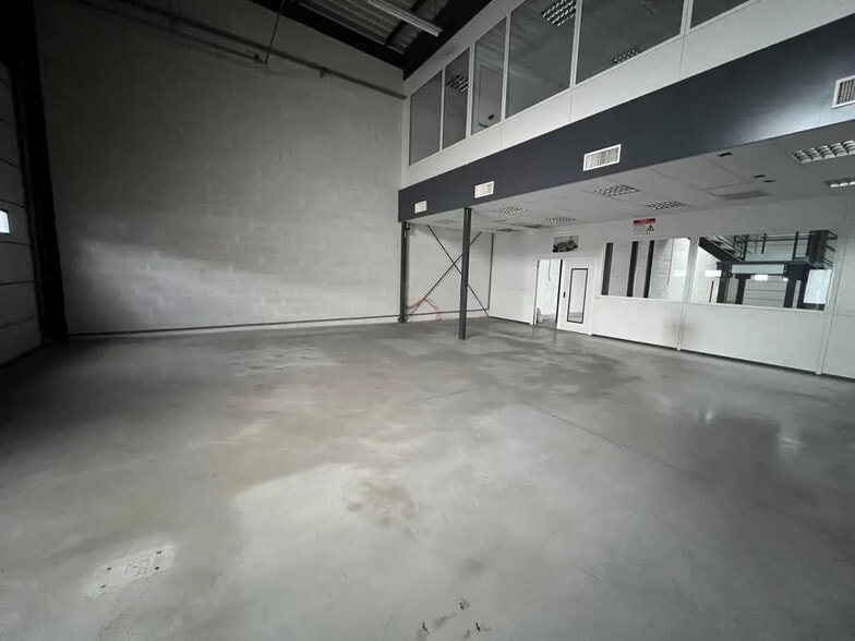 105 Avenue Jean Jaurès, OULLINS-PIERRE-BÉNITE à louer - Photo de l’immeuble – Image 3 sur 11
