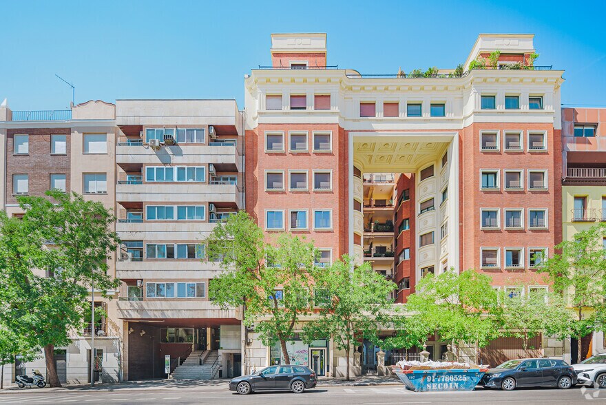Immeuble residentiel dans Madrid, Madrid à vendre - Photo de l’immeuble – Image 1 sur 3