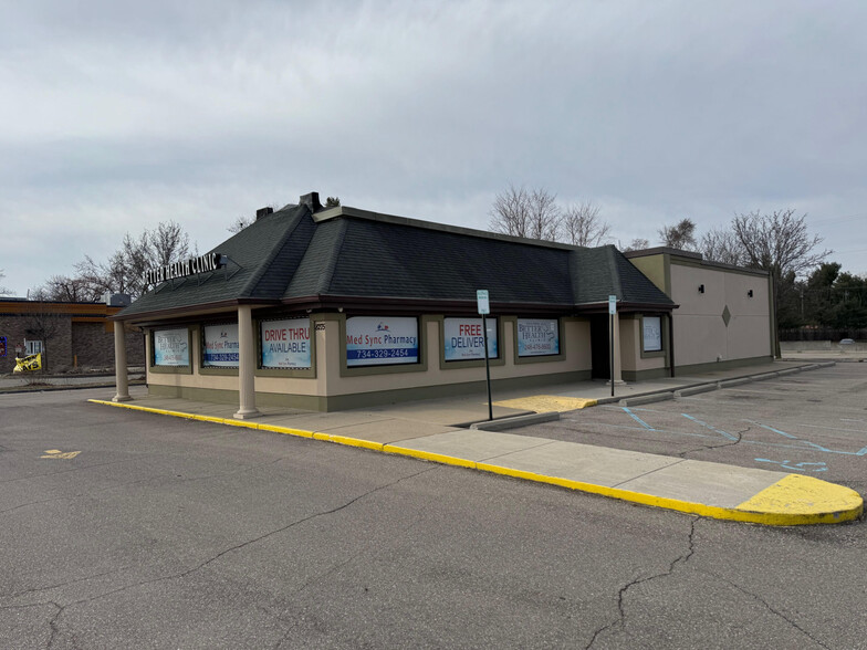 8275 N Wayne Rd, Westland, MI à louer - Photo de l’immeuble – Image 3 sur 10