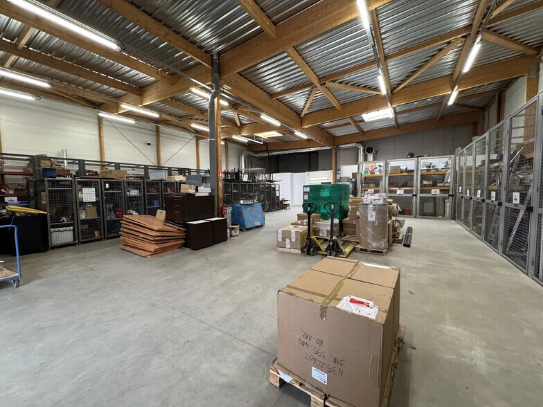 Local d'activités dans Ennery à vendre - Photo de l’immeuble – Image 3 sur 25