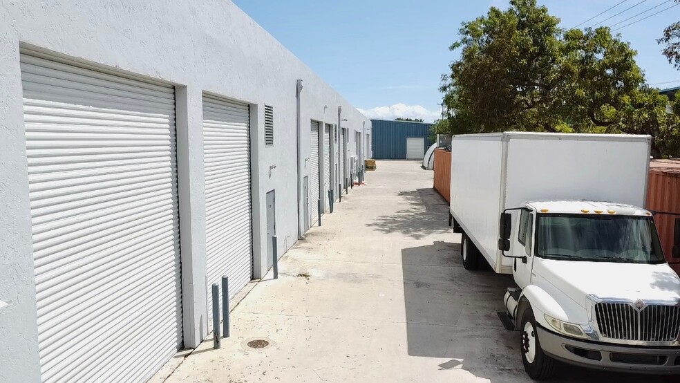 870 Industrial Ave, Boynton Beach, FL à vendre - Photo de l’immeuble – Image 2 sur 6
