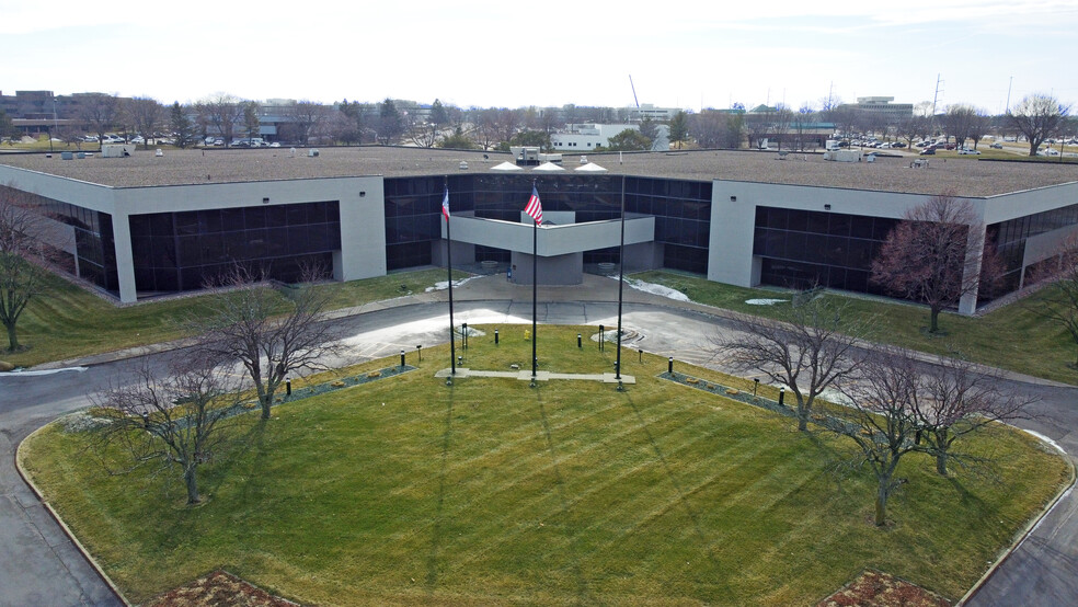 4900 University Ave, West Des Moines, IA à louer - Photo de l’immeuble – Image 1 sur 6