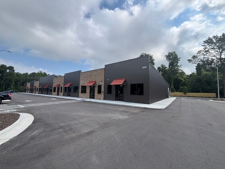 823 Bell Fork Rd, Jacksonville, NC à louer - Photo de l’immeuble – Image 3 sur 11