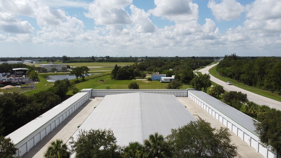 3100 43rd Ave, Vero Beach, FL à louer - Aérien – Image 1 sur 6