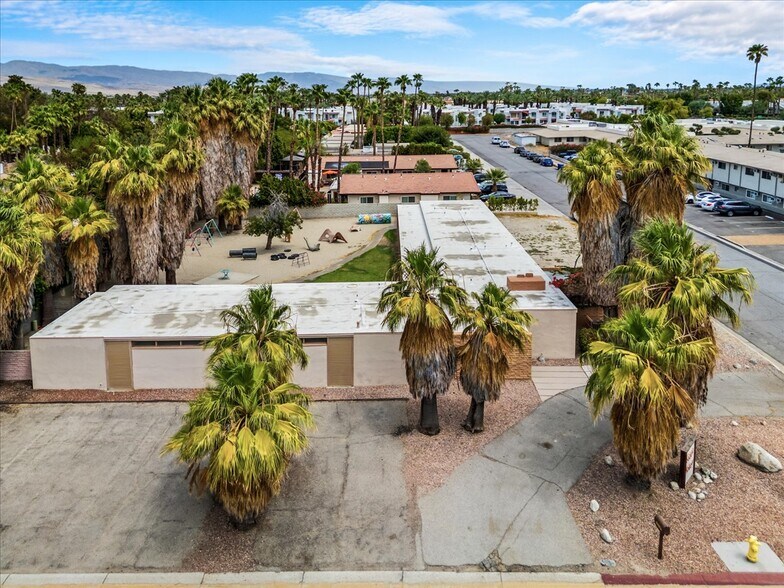 490 S Compadre Rd, Palm Springs, CA à vendre - Photo de l’immeuble – Image 3 sur 15