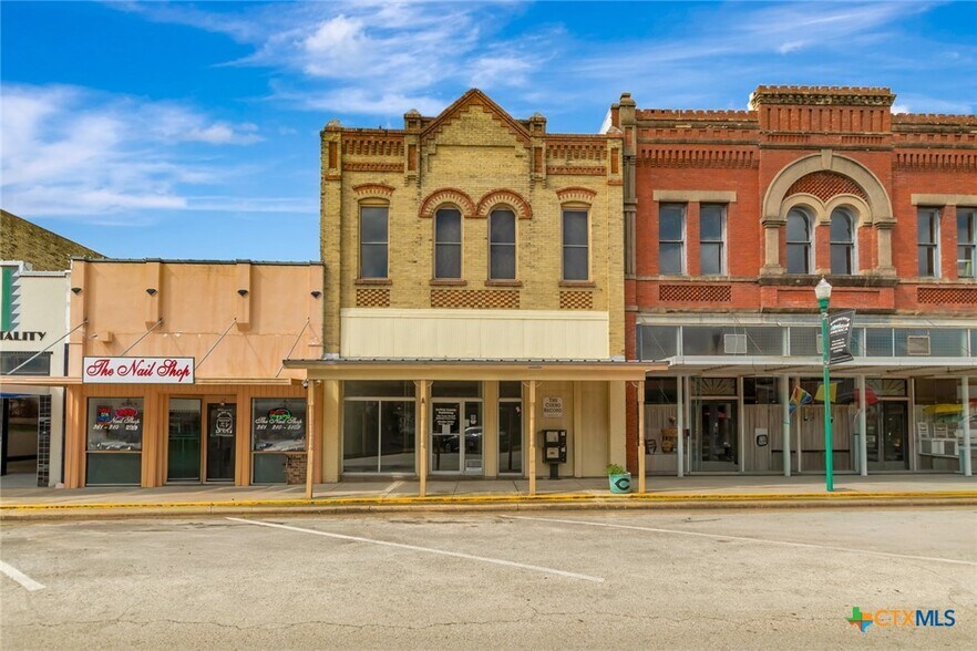119 E Main St, Cuero, TX à vendre - Photo de l’immeuble – Image 1 sur 38
