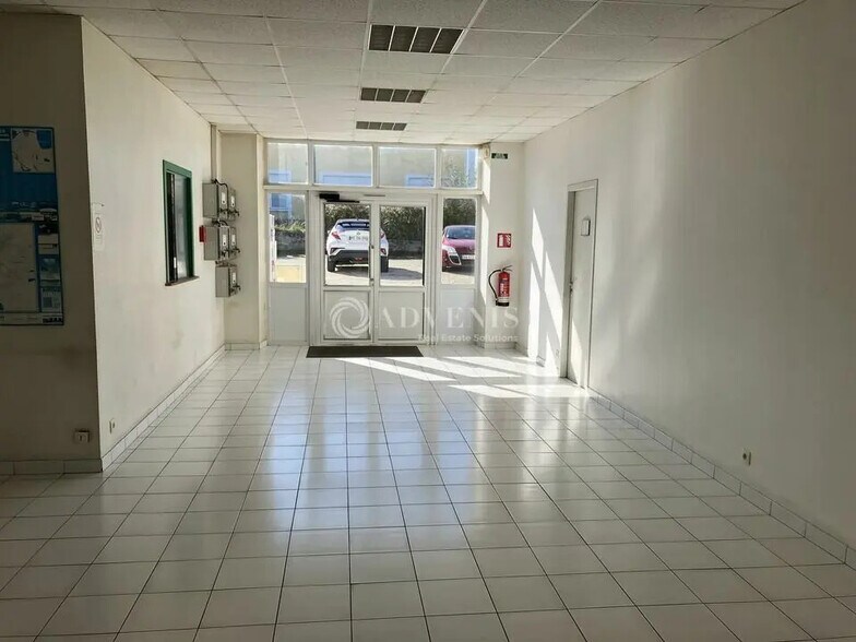 Local d'activités dans Bourges à vendre - Hall d’entrée – Image 3 sur 8