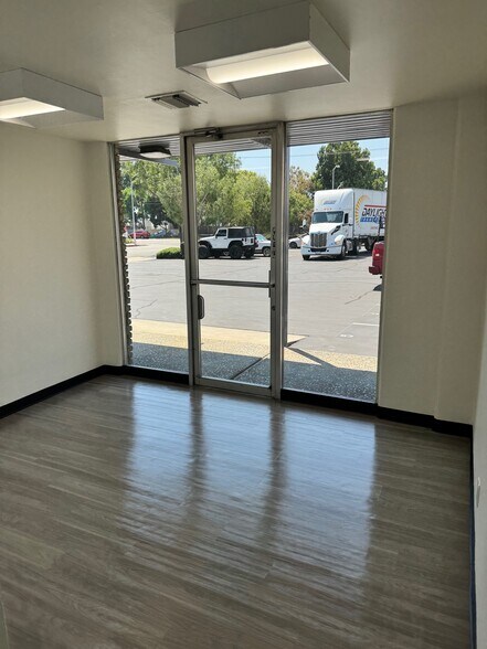 16312 Garfield Ave, Paramount, CA à louer - Photo de l’immeuble – Image 3 sur 17