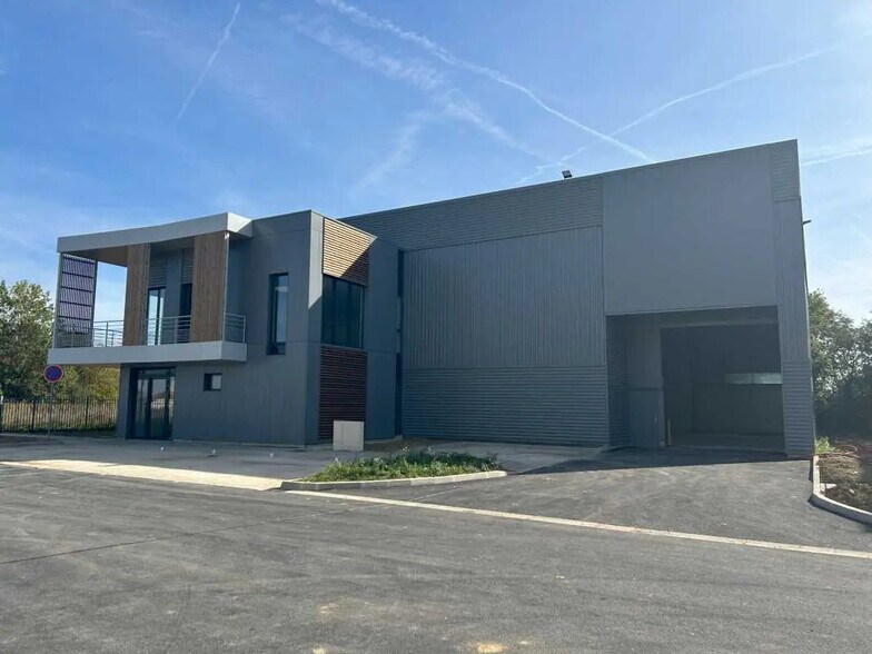 Local d’activités dans Chanteloup-en-Brie à louer - Photo de l’immeuble – Image 1 sur 10