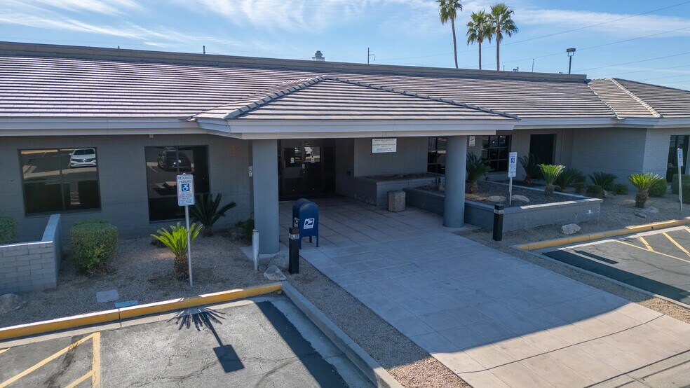 702 E Bell Rd, Phoenix, AZ à louer - Photo de l’immeuble – Image 3 sur 8