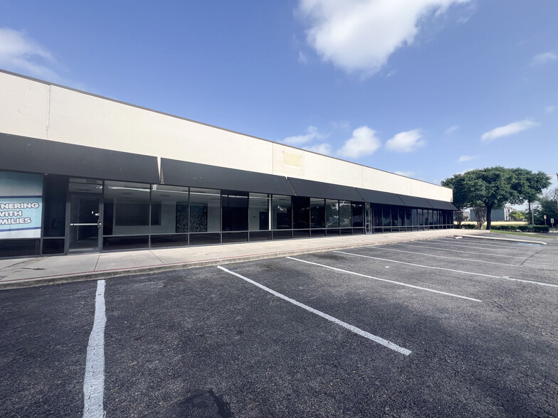 1305 SW Loop 410, San Antonio, TX à louer - Photo de l’immeuble – Image 2 sur 5