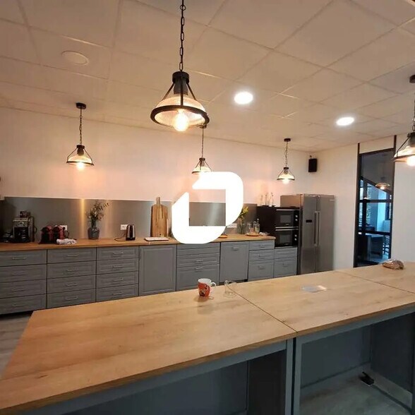 Local d’activités dans Montigny-le-Bretonneux à louer - Photo de l’immeuble – Image 2 sur 15