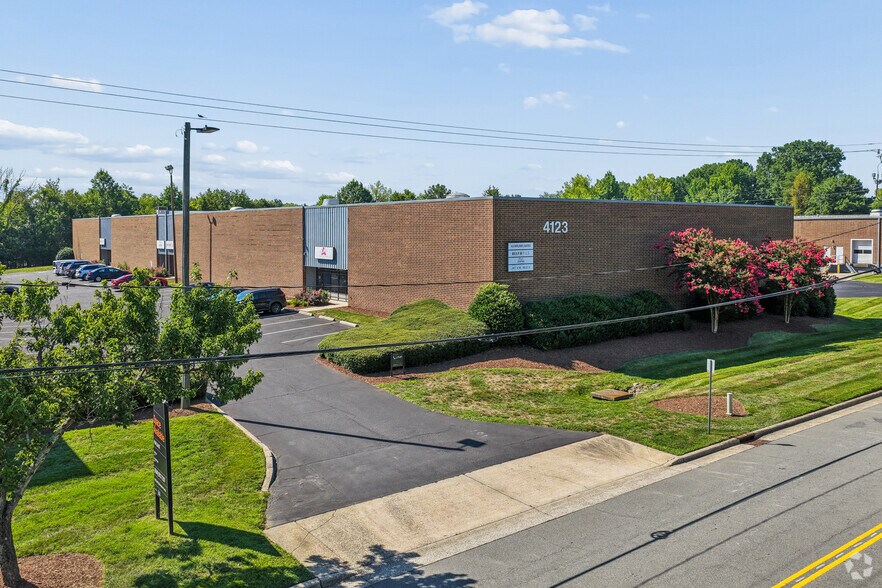 4101 Revolution Park Dr, Charlotte, NC à louer - Photo de l’immeuble – Image 1 sur 8