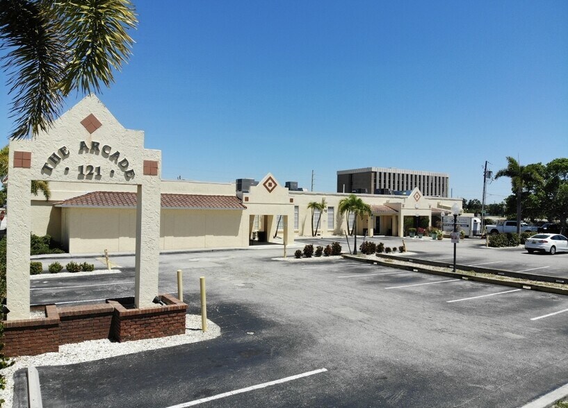 121 E Marion Ave, Punta Gorda, FL à vendre - Photo de l’immeuble – Image 3 sur 26