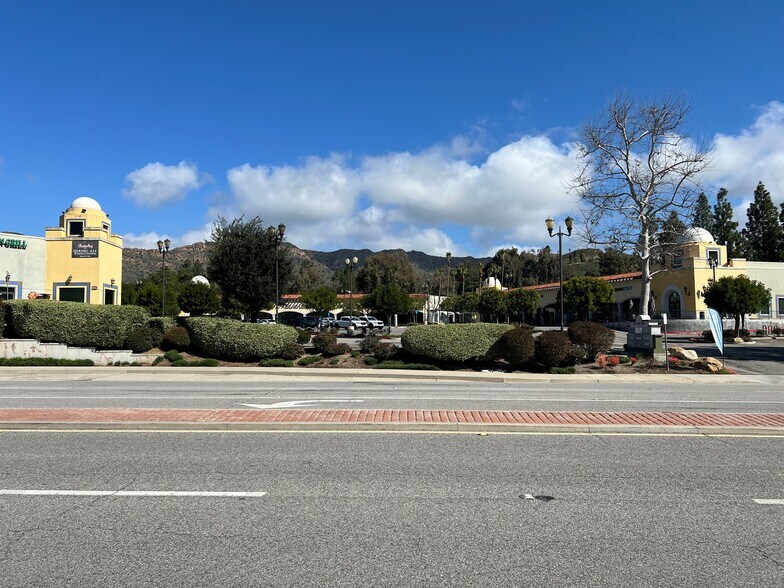 706 Lindero Canyon Rd, Oak Park, CA à louer - Photo de l’immeuble – Image 3 sur 5