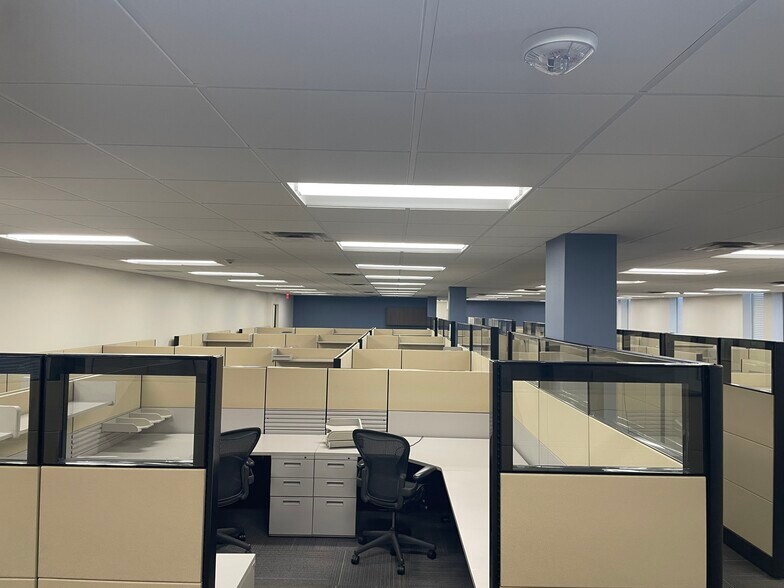 8267 Elmbrook Dr, Dallas, TX à vendre - Photo de l’immeuble – Image 2 sur 31