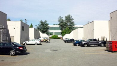 4301-4315 Canada Way, Burnaby, BC à louer Photo intérieure– Image 2 sur 3