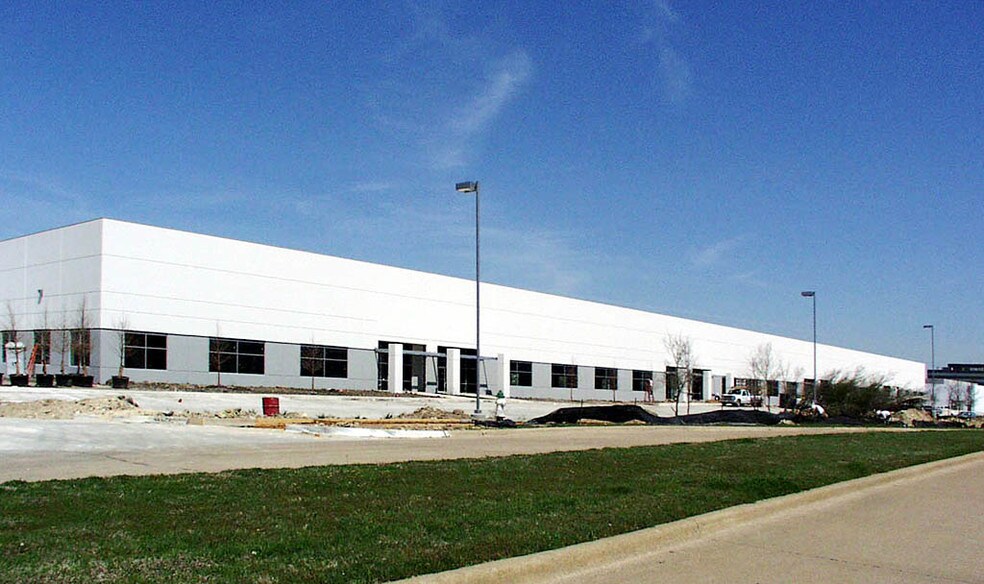 16750 Westgrove Dr, Addison, TX à louer - Photo de l’immeuble – Image 3 sur 10