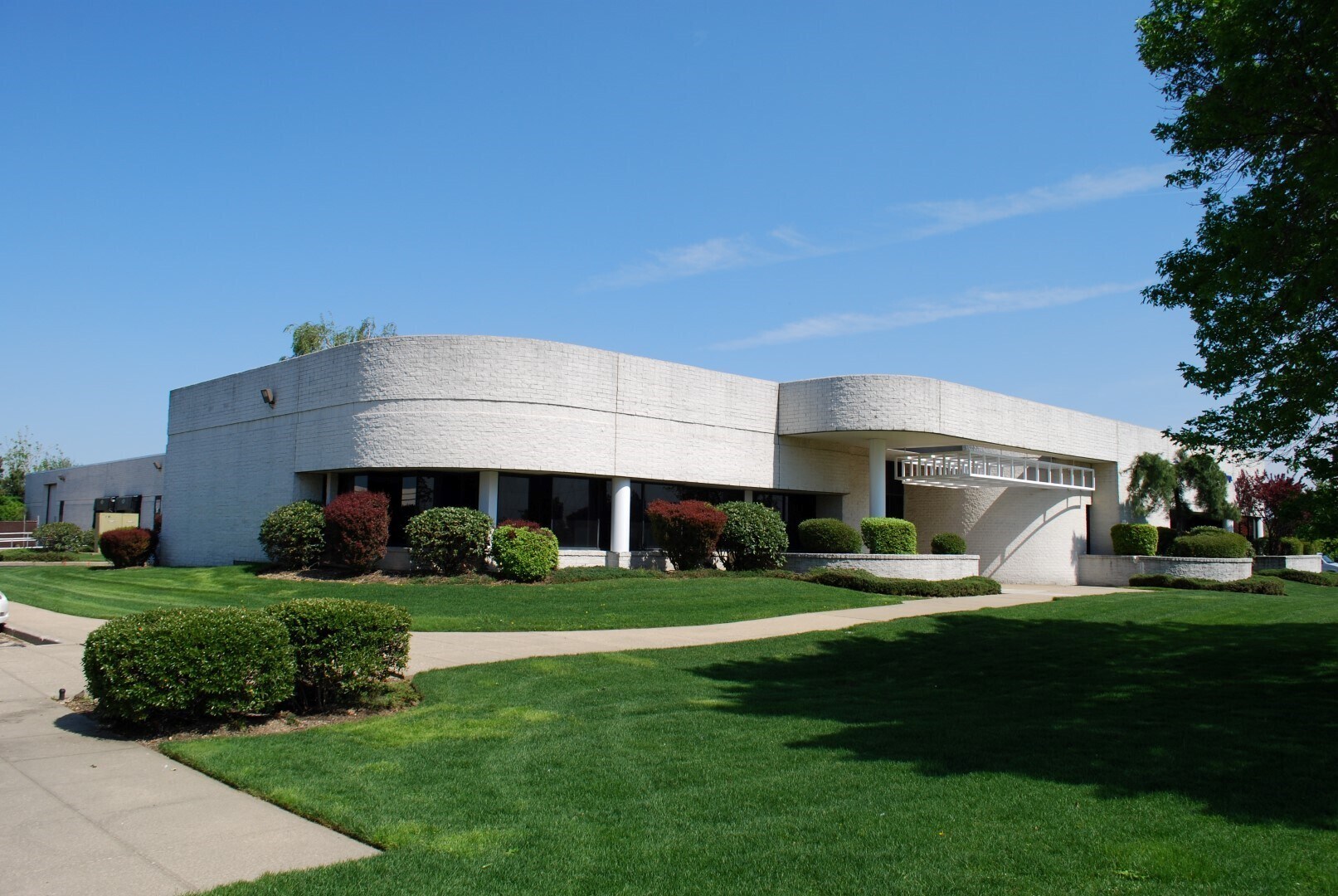 1 Rodeo Dr, Edgewood, NY à louer Photo principale– Image 1 sur 13