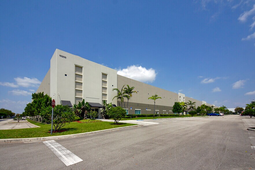 10200 NW 110th Ave, Medley, FL à louer - Photo de l’immeuble – Image 3 sur 4