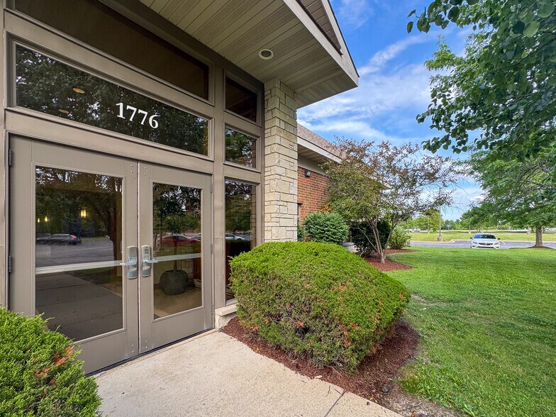1776 Legacy Cir, Naperville, IL à vendre - Photo de l’immeuble – Image 2 sur 18