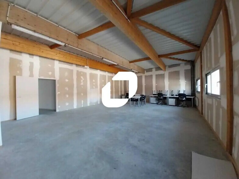 Bureau dans Gazeran à vendre - Photo de l’immeuble – Image 2 sur 9