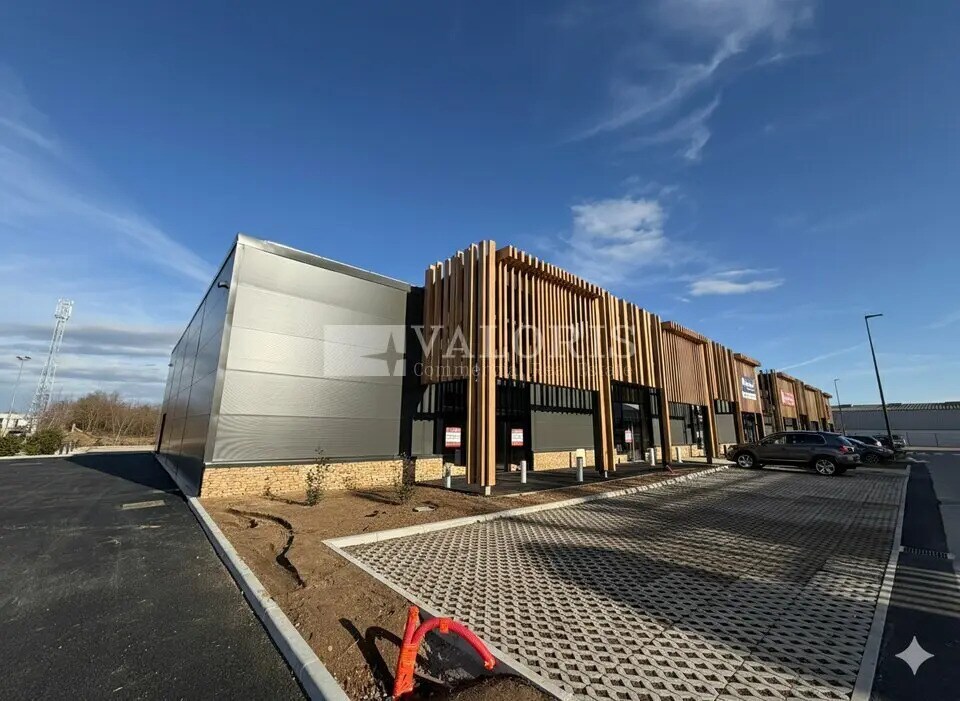 Local commercial dans Tignieu-Jameyzieu à louer Photo de l’immeuble– Image 1 sur 12