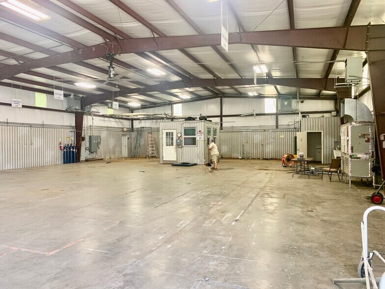 1003 W Cotton St, Longview, TX à louer - Photo de l’immeuble – Image 2 sur 4