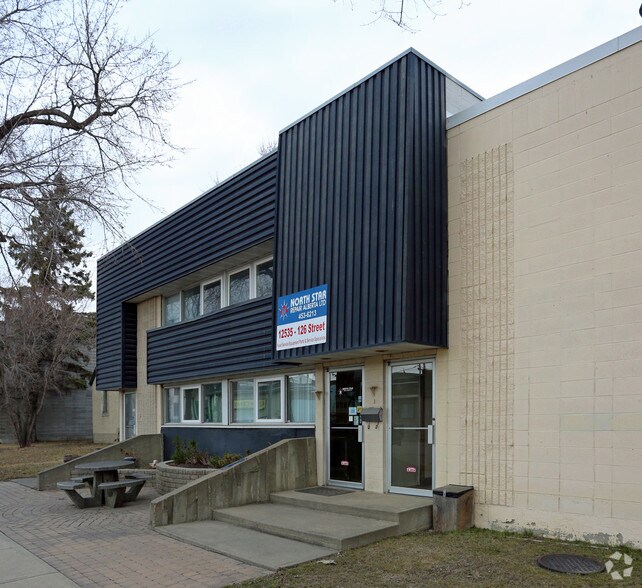 12535 126th Ave NW, Edmonton, AB à vendre - Photo de l’immeuble – Image 2 sur 2