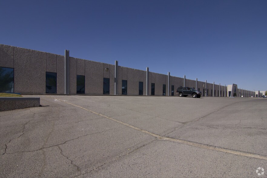 12160 Rojas Dr, El Paso, TX à louer - Photo de l’immeuble – Image 3 sur 9