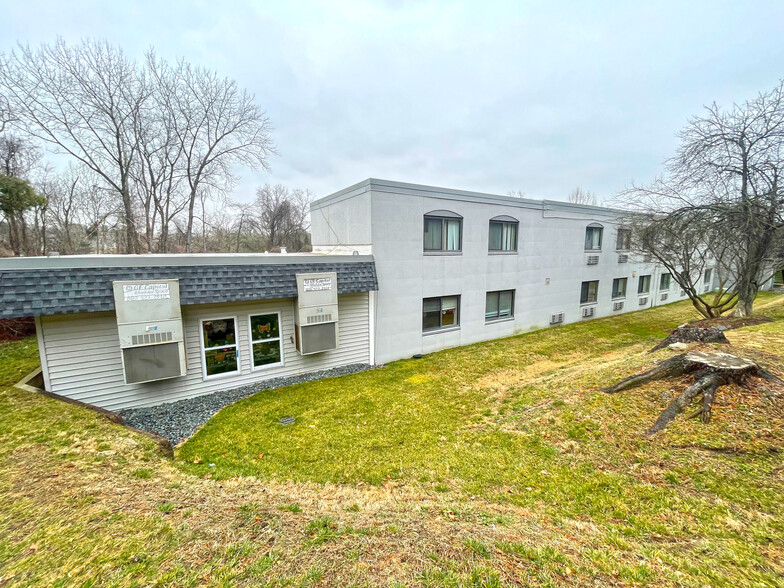 2601 Bel Pre Rd, Silver Spring, MD à vendre - Photo de l’immeuble – Image 3 sur 8