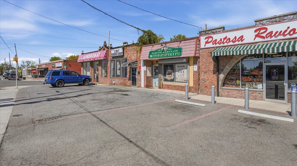 761 Deer Park Ave, North Babylon, NY à louer - Photo de l’immeuble – Image 3 sur 9