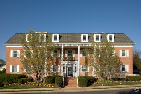 6305 Castle Pl, Falls Church, VA à louer - Photo de l’immeuble – Image 3 sur 9