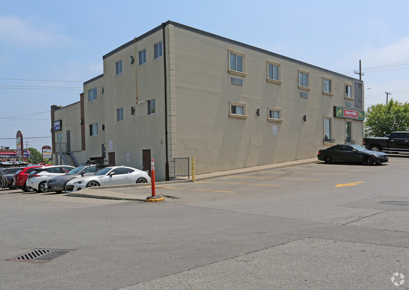 1818 Dundas St E, Whitby, ON à louer - Photo de l’immeuble – Image 2 sur 2