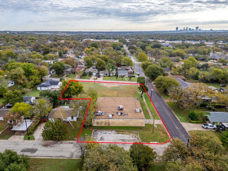 5550 Baylor Ave, River Oaks, TX à vendre - Photo de l’immeuble – Image 2 sur 17