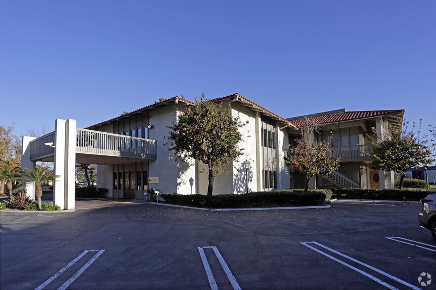 17802 Sky Park Cir, Irvine, CA à louer - Photo de l’immeuble – Image 3 sur 5