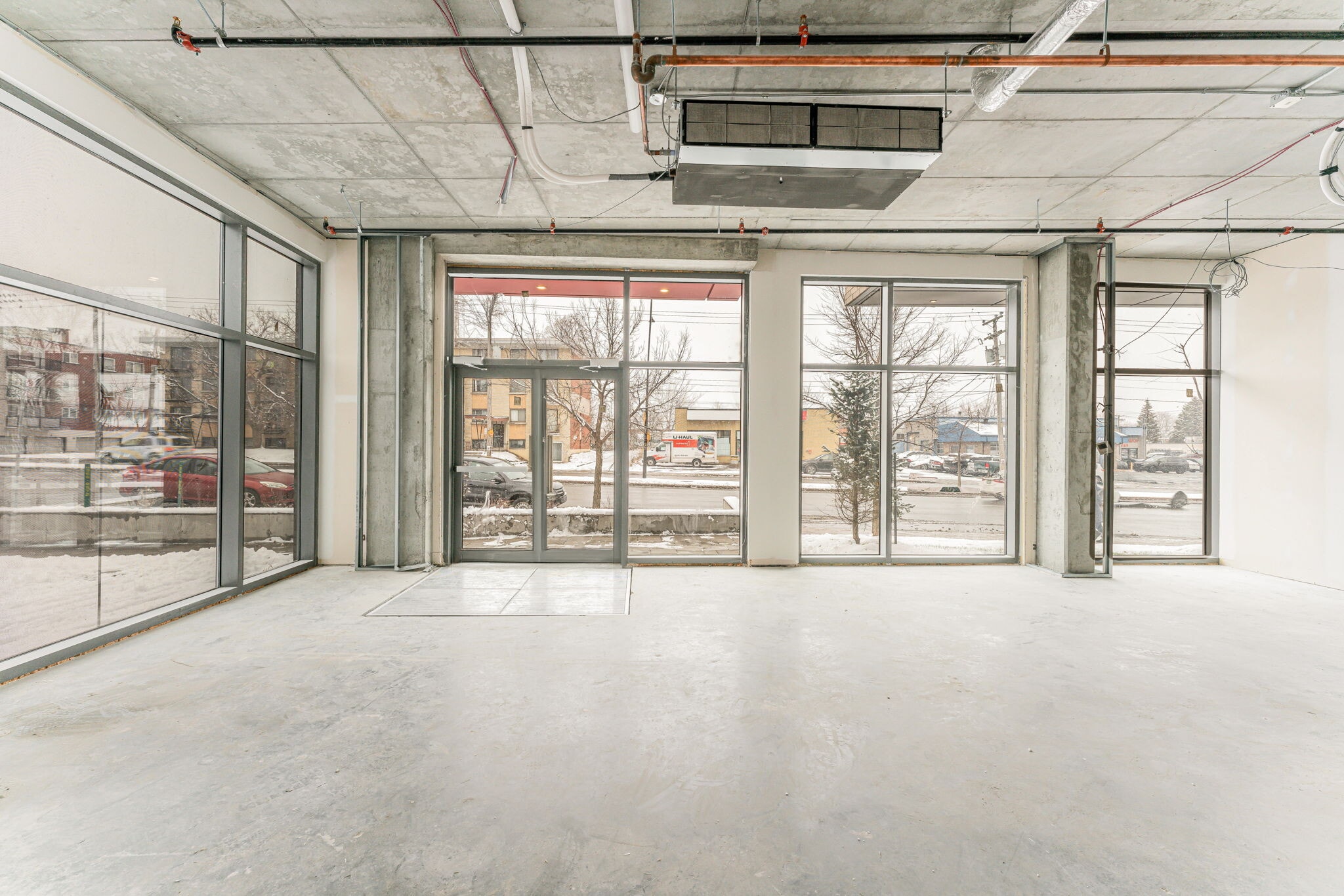 9160 Airlie, Montréal, QC à louer Photo principale– Image 1 sur 15