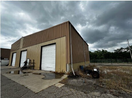 66,724 SF TOTAL (2 BUILDINGS) WAREHOUSE portefeuille de 2 biens à vendre sur LoopNet.fr - Photo de l’immeuble – Image 2 sur 12