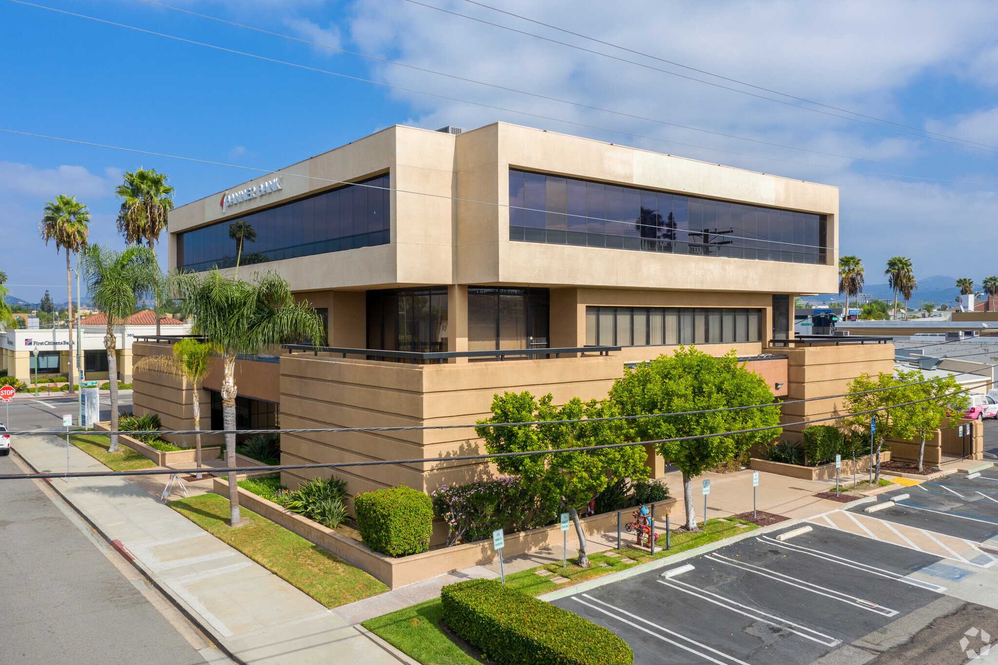 355 W Grand Ave, Escondido, CA à louer Photo de l’immeuble– Image 1 sur 6