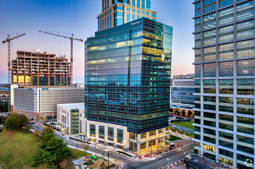 600 S Tryon St, Charlotte, NC à louer - Photo de l’immeuble – Image 1 sur 37